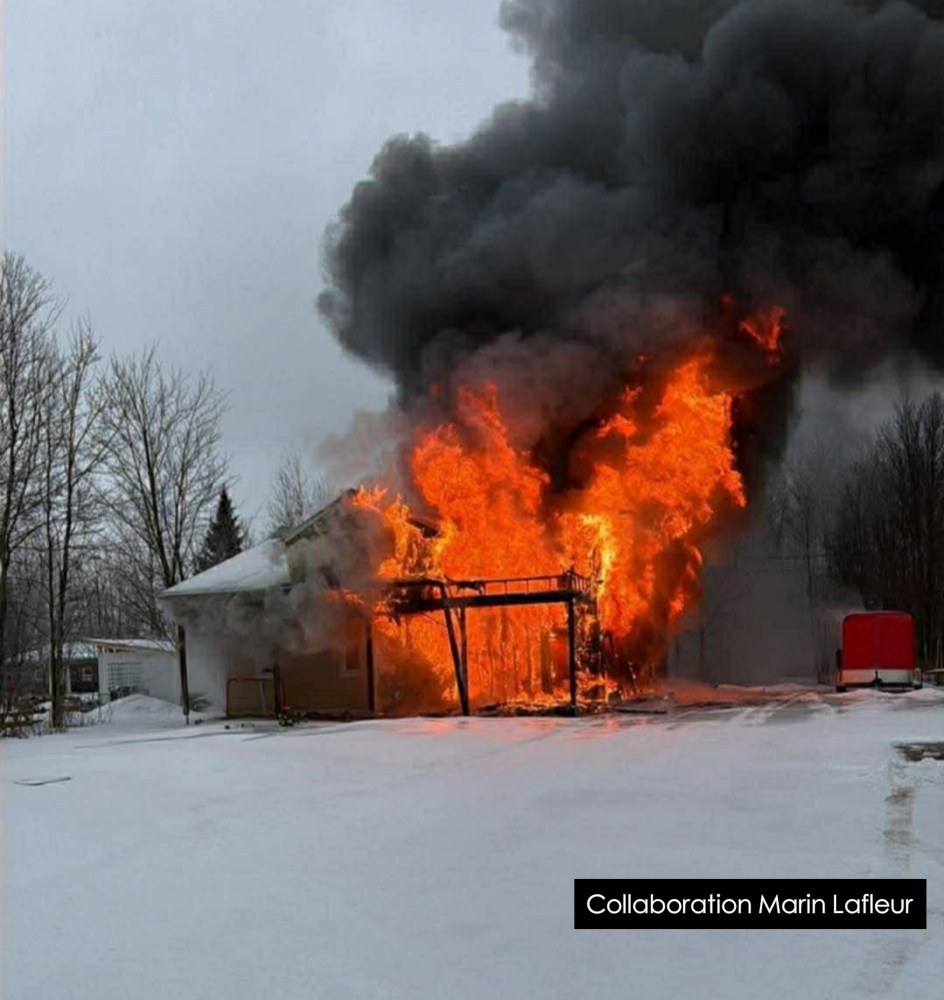 Garage en feu à St-Agapit dans la région de Lotbinière 